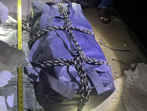 Thêm 32 bánh chữ nhật nghi ma túy dạt vào bờ biển Tiền Giang