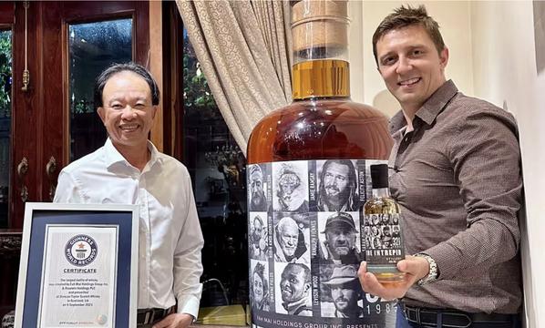 Một người Việt chi hơn 33,5 tỷ đồng mua chai whisky lớn nhất thế giới