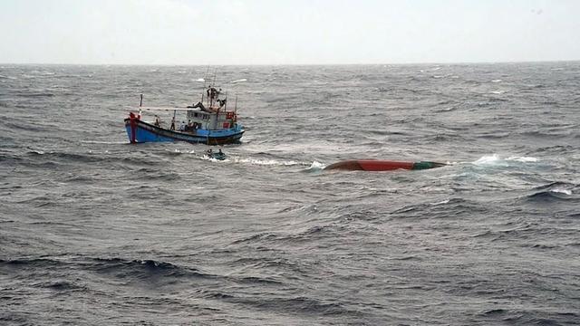 Cứu vớt an toàn 12 thuyền viên trôi dạt trên biển sau sự cố chìm tàu cá