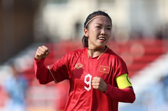 Huỳnh Như và Bích Thuỳ được FIFA xin trang phục thi đấu để lưu niệm