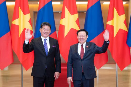 Chủ tịch Quốc hội Vương Đình Huệ hội kiến Tổng thống Mông Cổ