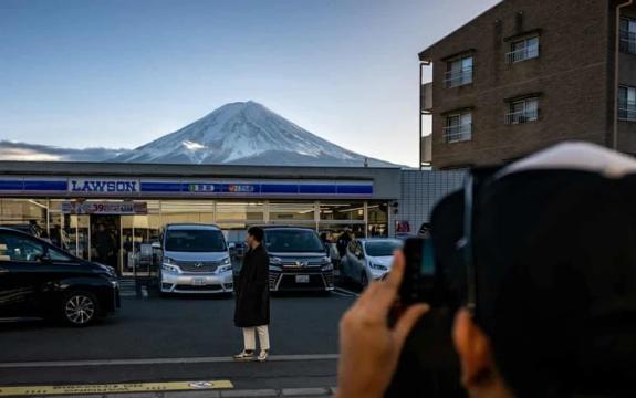 Thị trấn Nhật Bản chặn tầm nhìn ra núi Phú Sĩ vì du khách có hành vi không chuẩn mực