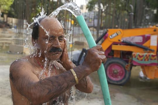 Người dân Ấn Độ đối mặt với nắng nóng kỷ lục 