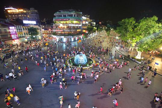 Hà Nội cấm tổ chức hội chợ ở phố đi bộ hồ Gươm