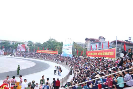 Hàng vạn người dân nô nức xem sơ duyệt Lễ kỷ niệm 70 năm chiến thắng Điện Biên Phủ