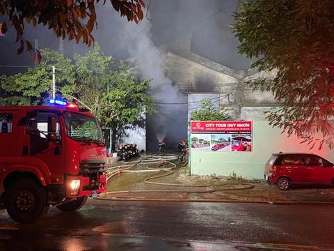 Nhà kho xe điện bốc cháy, hơn 100 người thâu đêm dập lửa
