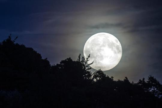 Hiện tượng hi hữu: Hai siêu trăng cùng xuất hiện trong tháng 8