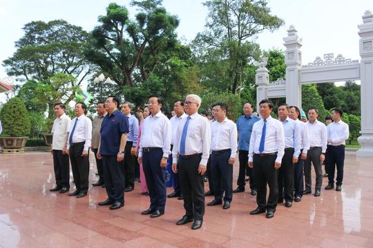 Chủ tịch Quốc hội Vương Đình Huệ dâng hoa, dâng hương tại Bảo tàng Quang Trung tỉnh Bình Định