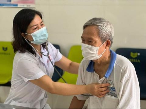 Hà Nội xem xét hỗ trợ đóng bảo hiểm y tế cho người trên 70 tuổi
