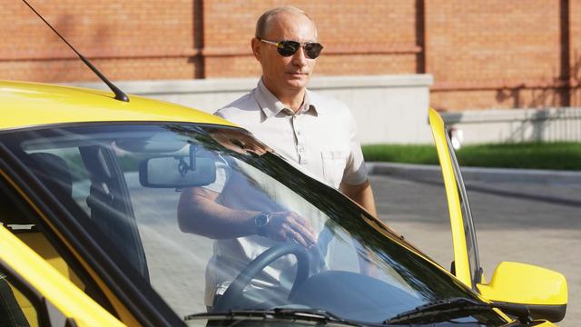 Ông Putin kêu gọi quan chức Nga sử dụng ô tô nội địa