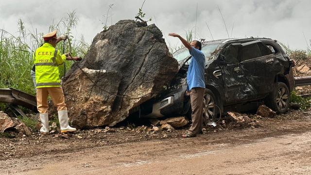 Hòa Bình: Sạt lở đất đá đè bẹp ô tô
