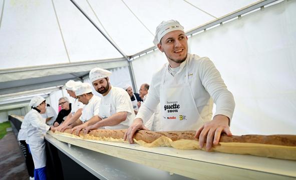 Bánh mì dài hơn 140m lập kỷ lục Guinness thế giới mới