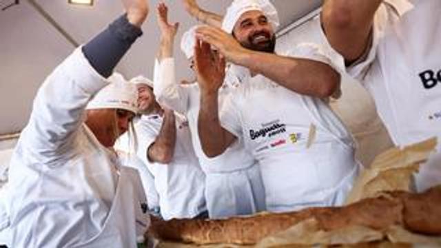 Pháp lập kỷ lục Guinness với chiếc bánh mì dài nhất thế giới