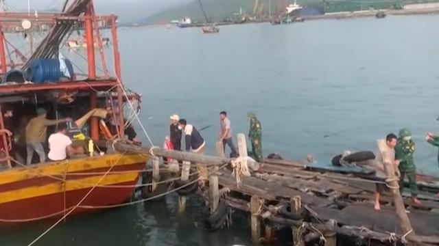 Quảng Bình: Đã cứu hộ 13 thuyền viên gặp nạn trên biển 