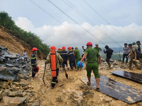 Sạt lở nghiêm trọng ở Hà Tĩnh, 7 công nhân thương vong