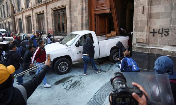 Người biểu tình Mexico dùng ôtô phá cửa phủ Tổng thống