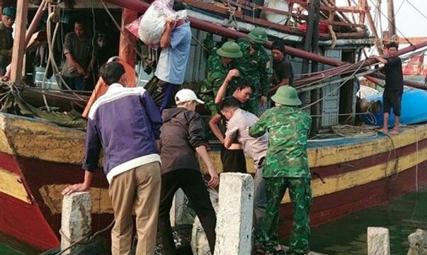 Quảng Bình: Thêm 4 thuyền viên của các tàu bị nạn được đưa vào bờ 