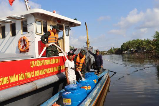 Quân khu 9 chở 1.700m³ nước ngọt từ Cần Thơ đến vùng hạn mặn Cà Mau
