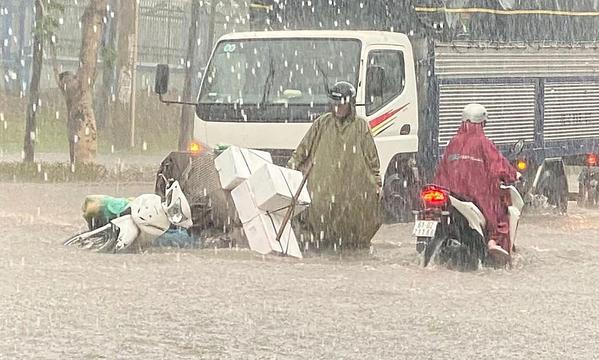 Đường phố TPHCM & Đồng Nai ngập sau mưa lớn 