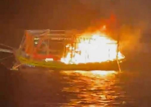 Tàu cá bốc cháy dữ dội trên biển, cứu được 7 ngư dân