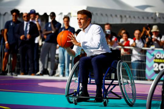 Tổng thống Pháp Macron chơi bóng rổ trên xe lăn