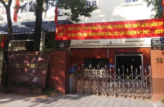 Nhiều người dân Hà Nội bất ngờ được yêu cầu mang sổ đỏ đi tích hợp VNeID