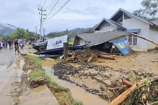 Indonesia: Mưa lớn gây lũ lụt, 26 người chết và mất tích
