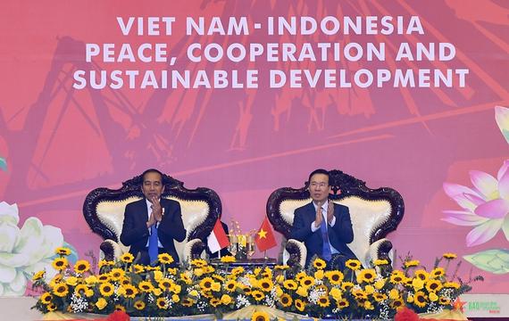 Chủ tịch nước và Tổng thống Indonesia tham dự chương trình biểu diễn võ thuật 