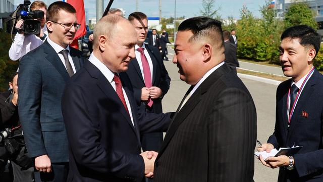 Ông Putin đích thân đón ông Kim Jong-un tại sân bay vũ trụ Nga