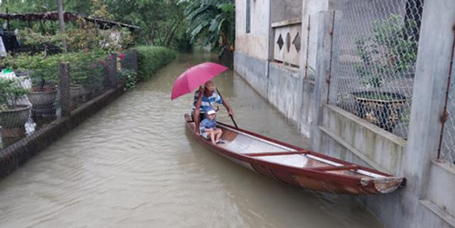 Mưa lớn gây ngập cục bộ ở Thừa Thiên Huế, đê sông Lam (Nghệ An) sạt lở nghiêm trọng