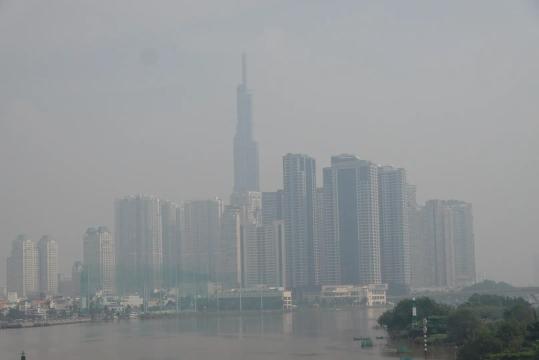 TPHCM: Xuất hiện sương mù, báo động ô nhiễm không khí