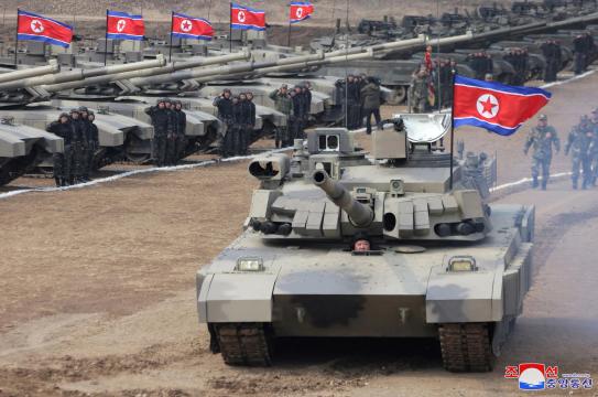 Ông Kim Jong-un lái thử xe tăng "mạnh nhất thế giới"
