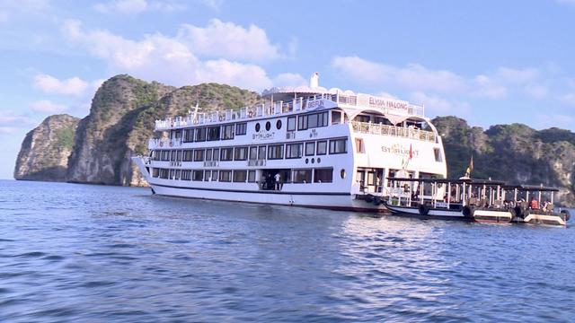 Phát hiện tàu 5 sao cho khách “tắm chui” trên vịnh Hạ Long