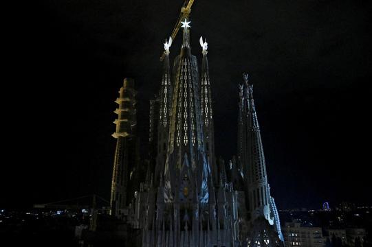 Tây Ban Nha: Thánh đường Sagrada Familia lần đầu tiên thắp sáng 4 toà tháp