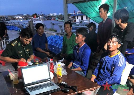 Biên phòng Bạc Liêu: Kịp thời đưa 9 thuyền viên gặp nạn trên biển