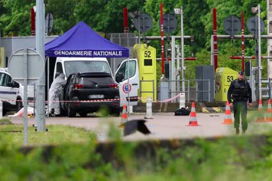 Pháp truy lùng các đối tượng tấn công xe chở tù nhân 