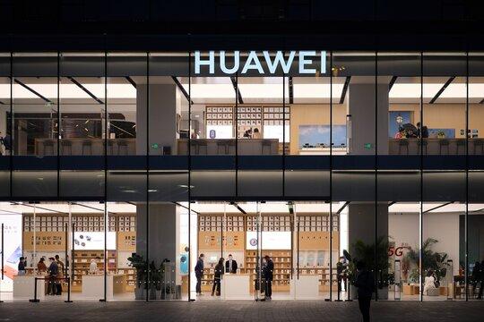 Huawei nâng cấp trải nghiệm tại cửa hàng điện thoại 
