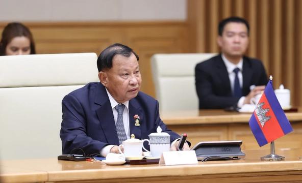 Chủ tịch Quốc hội chúc mừng cố vấn tối cao trực tiếp của Quốc vương Campuchia