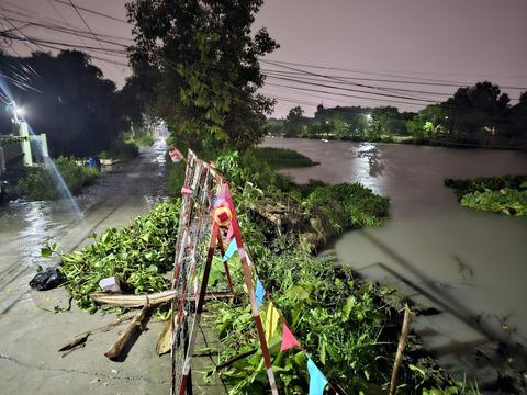 Bình Dương: Hai cây cầu dân sinh bị cuốn trôi sau mưa lớn