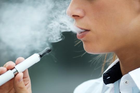 Hạ viện Anh thông qua dự luật cấm giới trẻ hút thuốc lá
