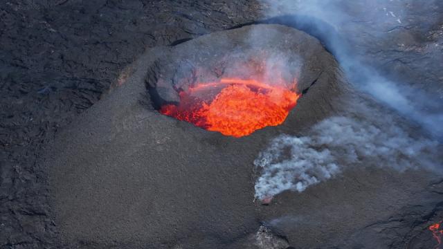 Núi lửa Ruang tại Indonesia phun trào, hàng trăm người sơ tán