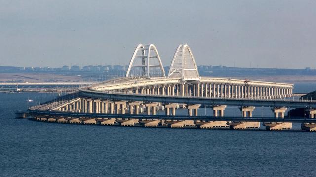 Nghi nổ trên cầu Crimea, giao thông bị chặn khẩn cấp