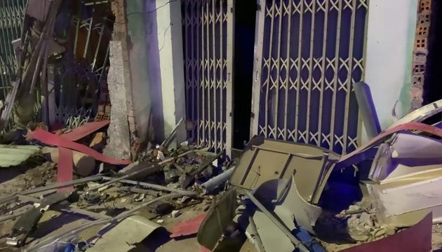 Bình Thuận: Xe khách tông vào 9 nhà dân và 1 ô tô con lúc nửa đêm