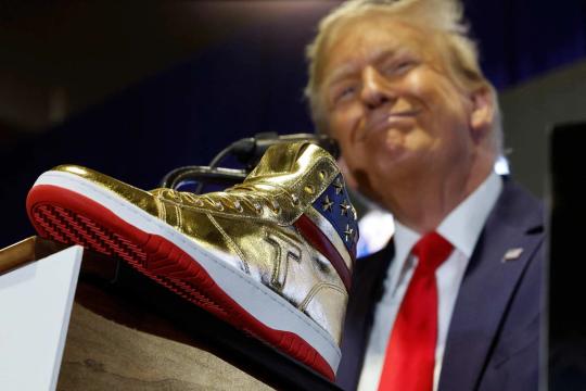 Cựu Tổng thống Donald Trump tung dòng giày thể thao mới ra thị trường
