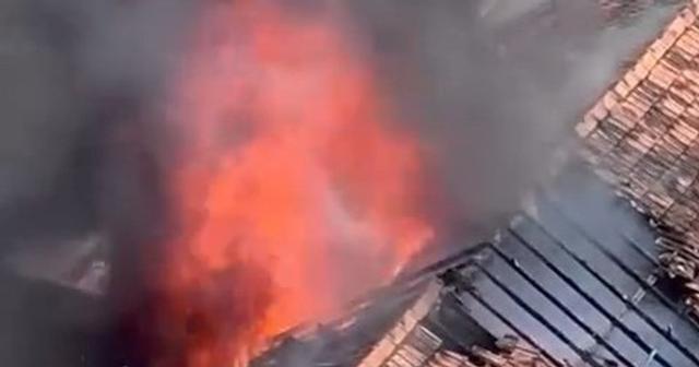 TPHCM: Cháy trong cư xá Vĩnh Hội, người dân hoảng loạn tháo chạy