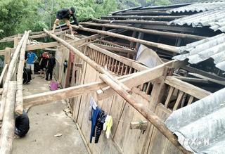 Dông lốc cuốn phăng hơn 800 mái nhà ở Cao Bằng