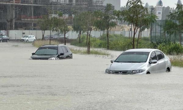 Gấp rút cứu người mắc kẹt trong trận lũ lụt lớn nhất trong vòng 75 năm tại Dubai 