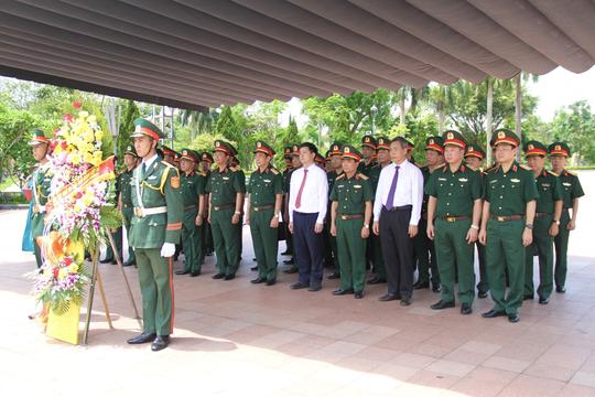 Bộ trưởng Bộ Quốc phòng, Đại tướng Phan Văn Giang tri ân các anh hùng liệt sĩ và tặng quà gia đình chính sách tại Quảng Trị