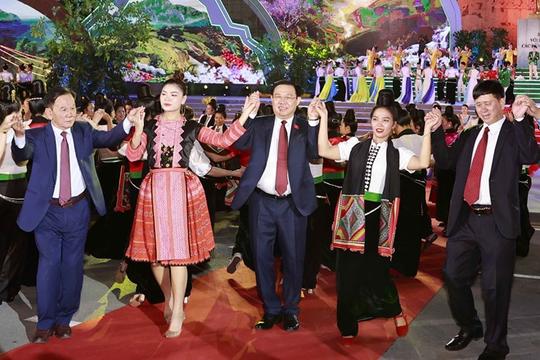 Chủ tịch Quốc hội múa xòe tại Lễ hội Cà phê tỉnh Sơn La lần thứ nhất năm 2023