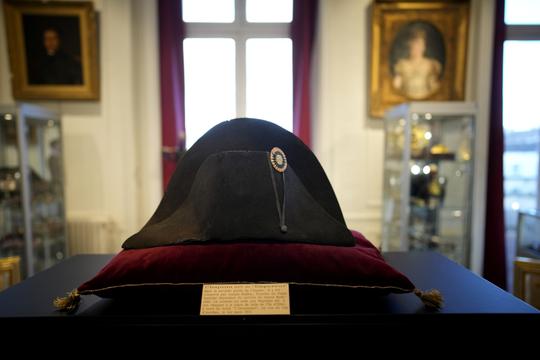 Chi hơn 51 tỷ đồng để sở hữu chiếc mũ nỉ của Hoàng đế Napoleon